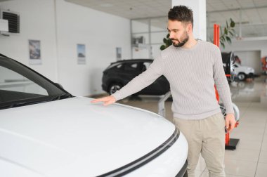 Araba motorunun yanında ingiliz anahtarıyla bir tamircinin elinin yakın çekimi..