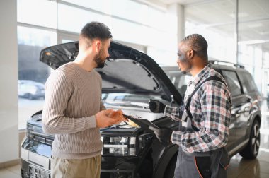 Tamircilik, garajda araba bakımı. Müşteri hizmetleri, araba bakımı ve anlaşma anlaşması..