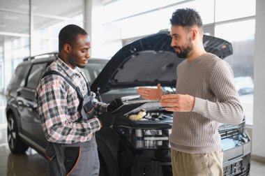 Tamircilik, garajda araba bakımı. Müşteri hizmetleri, araba bakımı ve anlaşma anlaşması..