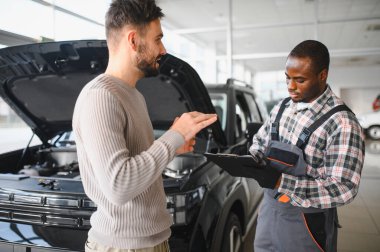 Tatmin olmuş bir müşteri tamir edilmiş arabasını tamirciye götürür. Araba servis istasyonu..