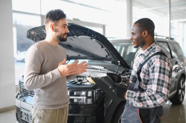 Tamircilik, garajda araba bakımı. Müşteri hizmetleri, araba bakımı ve anlaşma anlaşması..
