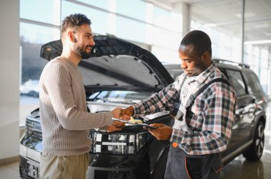 Tamircilik, garajda araba bakımı. Müşteri hizmetleri, araba bakımı ve anlaşma anlaşması..