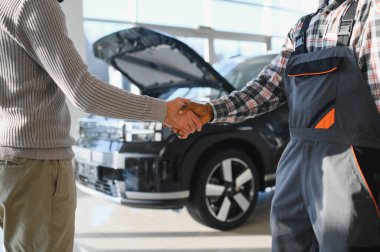 Tamircilik, garajda araba bakımı. Müşteri hizmetleri, araba bakımı ve anlaşma anlaşması..