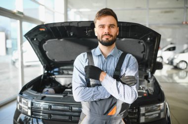 Sorun çözme süreci. Otomobil tamircisi garajda çalışıyor. Onarım servisi.