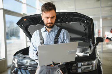 Araba Atölye kısayollarımı bilgisayar tanılama programı kullanarak otomatik mekanik.