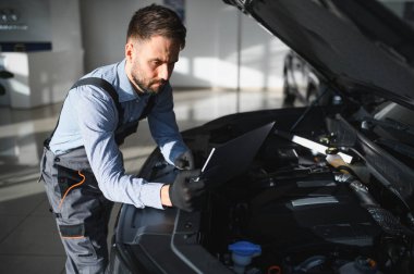 Sorun çözme süreci. Otomobil tamircisi garajda çalışıyor. Onarım servisi.