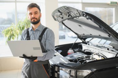 Araba Atölye kısayollarımı bilgisayar tanılama programı kullanarak otomatik mekanik.