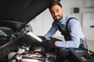 Sorun çözme süreci. Otomobil tamircisi garajda çalışıyor. Onarım servisi.