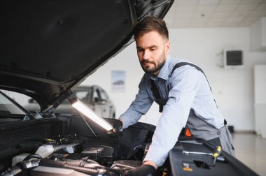 Sorun çözme süreci. Otomobil tamircisi garajda çalışıyor. Onarım servisi.