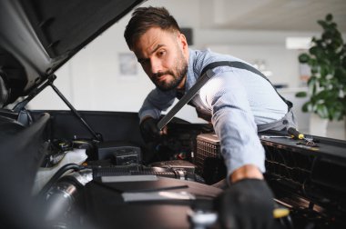Sorun çözme süreci. Otomobil tamircisi garajda çalışıyor. Onarım servisi.