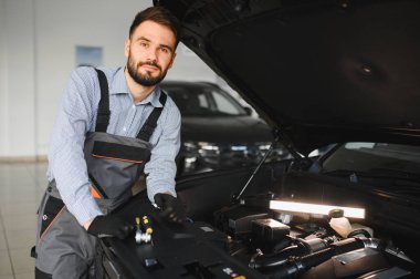 Sorun çözme süreci. Otomobil tamircisi garajda çalışıyor. Onarım servisi.