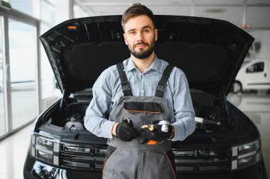 Otomobil tamircisi garajda çalışıyor.