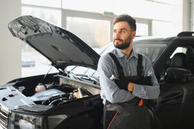 Otomobil tamircisi garajda çalışıyor.