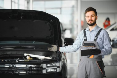 Otomatik tamirci, pano kontrol listesi tamirhanedeki araba, boş pano, tamir makinesi için kontrol listesi yapan teknisyen garajdaki araba.