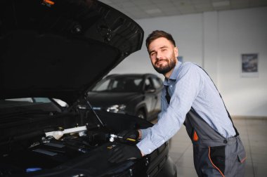 Otomobil tamircisi garajda çalışıyor.