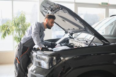 Sorun çözme süreci. Otomobil tamircisi garajda çalışıyor. Onarım servisi.