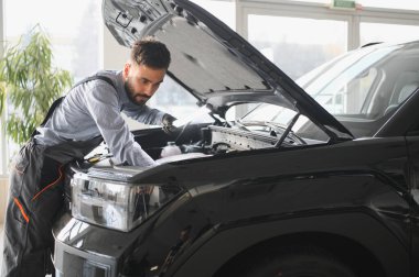 Sorun çözme süreci. Otomobil tamircisi garajda çalışıyor. Onarım servisi.