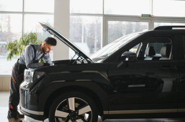 Sorun çözme süreci. Otomobil tamircisi garajda çalışıyor. Onarım servisi.