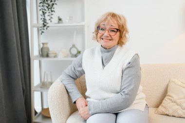 Beyaz saçlı, güzel, yaşlı bir kadının portresi..