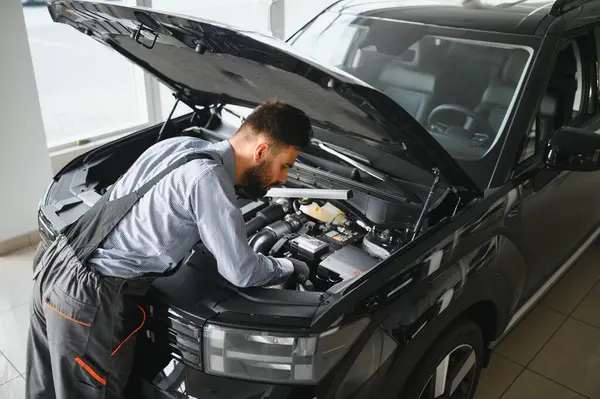 Sorun çözme süreci. Otomobil tamircisi garajda çalışıyor. Onarım servisi.