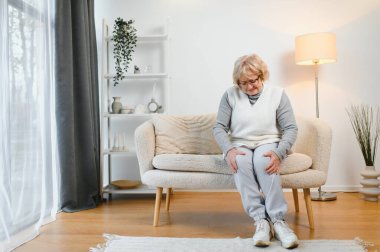 Artrit belirtileri. Diz ağrısı çeken bir kadın..