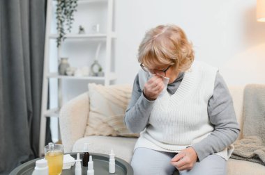 Evde yaşlı bir kadın var. Burnum akıyor..