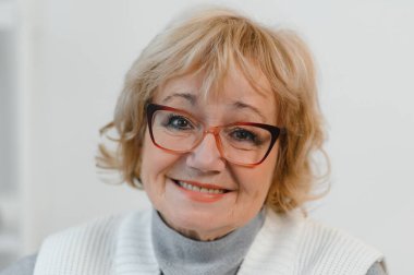 Beyaz saçlı, güzel, yaşlı bir kadının portresi..