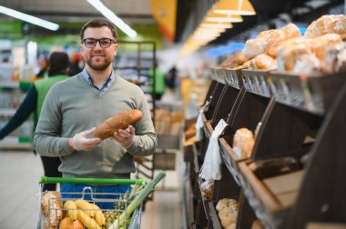İnsan süpermarkette taze ekmek seçer, markette. İnsan üretim departmanından yiyecek seçer..