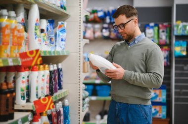 Evdeki kimyasallar bölümünün süpermarketindeki adam..