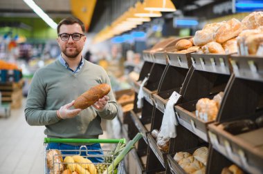 Süpermarketteki yakışıklı adamın portresi..