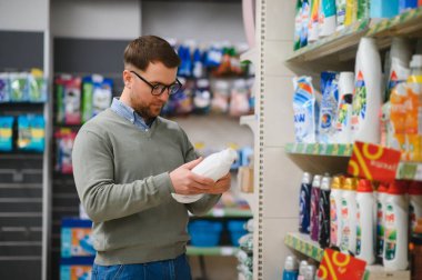 Erkek müşteri süpermarketten alışveriş yapıyor, ev yapımı kimyasallar alıyor..