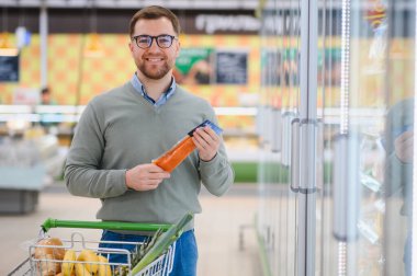 Süpermarkette balık ürünleri satan bir adam..