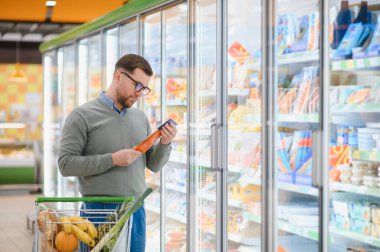 Süpermarkette balık ürünleri satan bir adam..