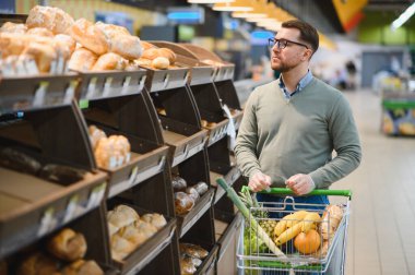İnsan süpermarkette taze ekmek seçer, markette. İnsan üretim departmanından yiyecek seçer..