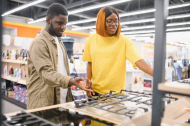 Ev aletleri dükkanında aşçı arayan birkaç genç müşteri var..