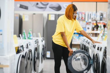 Afrikalı Kadın bir mağazadan çamaşır makinesi alıyor