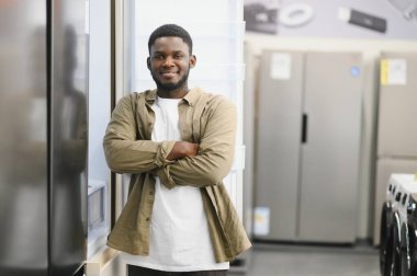 Müşteri eşyagerdeki buzdolabını seçiyor.