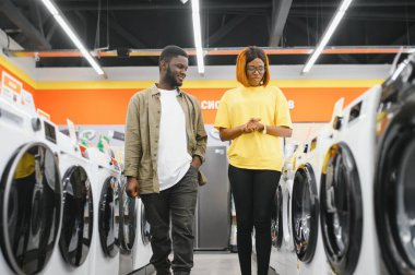 Çamaşır makinesini, elektronik mağazasını seçen çift.