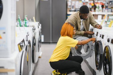 Çamaşır makinesini, elektronik mağazasını seçen çift.