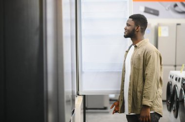 Dükkanda buzdolabını seçen adam..