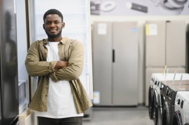 Müşteri eşyagerdeki buzdolabını seçiyor.