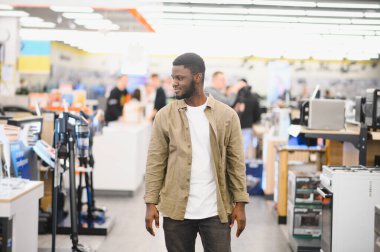 Ev gereçleri dükkanındaki adam..