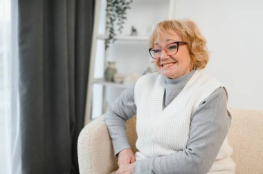 Beyaz saçlı, güzel, yaşlı bir kadının portresi..