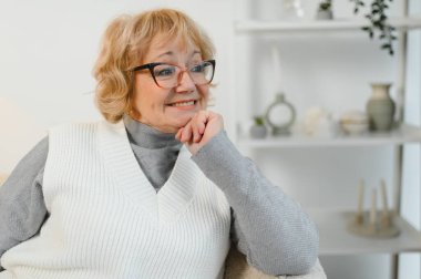 Evde Sandalyede Rahatlayan Kıdemli Kadın.