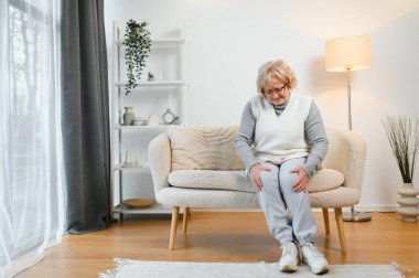 Artrit belirtileri. Diz ağrısı çeken bir kadın..