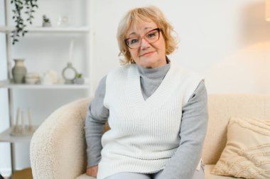 Evde Sandalyede Rahatlayan Kıdemli Kadın.