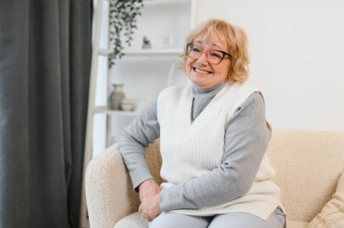 Evde Sandalyede Rahatlayan Kıdemli Kadın.