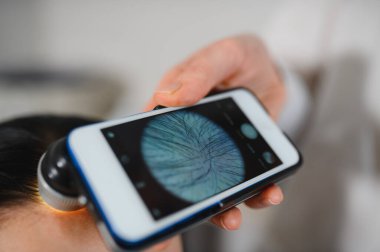 Kafa derisinin ve saçının mikroskobik incelemesi.