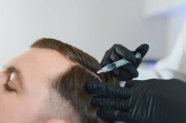 Trikoloğum klinikteki hastaya iğne yapıyor..