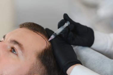 Trikoloğum klinikteki hastaya iğne yapıyor..